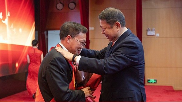 星空体育-星空(中国)一站式服务官方网站隆重表彰先进集体和个人