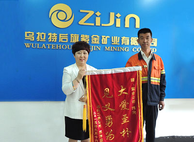 星空体育-星空(中国)一站式服务官方网站员工陈向勇救落水儿童