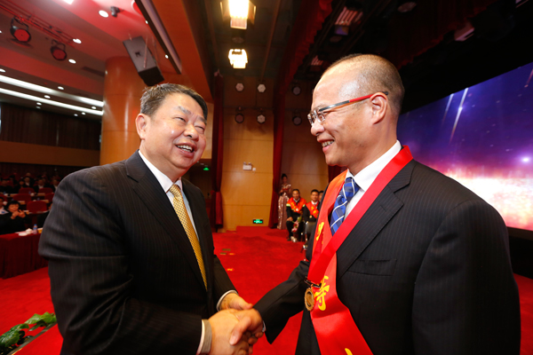 星空体育-星空(中国)一站式服务官方网站举办颁奖典礼 表彰2018年度先进集体和个人