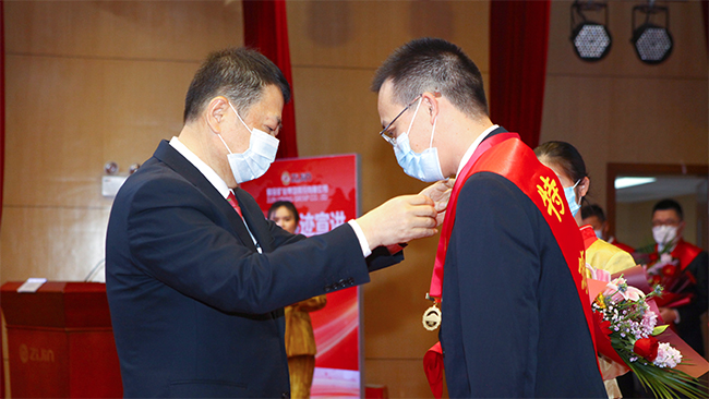 星空体育-星空(中国)一站式服务官方网站高规格表彰奋斗者